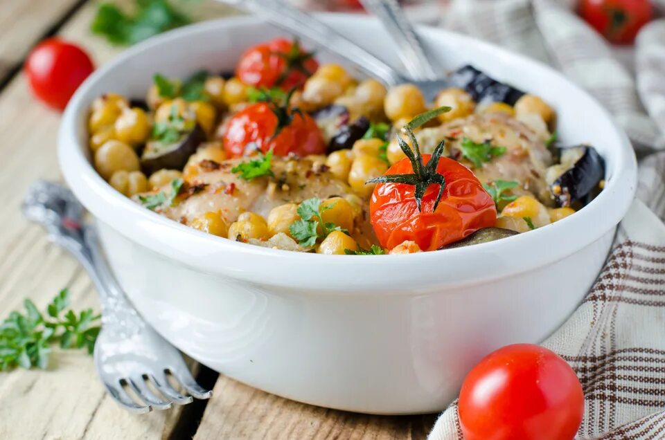 Нут тушеный с овощами. Нут с курицей и овощами. тушеная курица с нутом. тушеный горох с овощами.