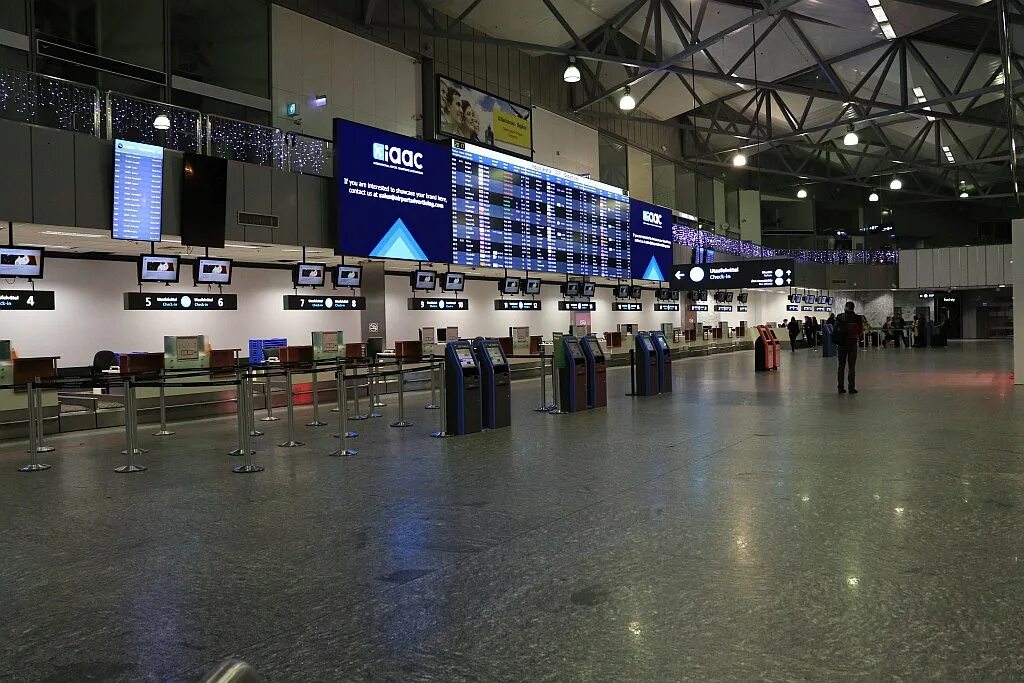 Шереметьево терминал сейчас. Шереметьево терминал с табло. Стойки регистрации Шереметьево. Стойки регистрации Шереметьево терминал с. Табло в аэропорту Будапешт.