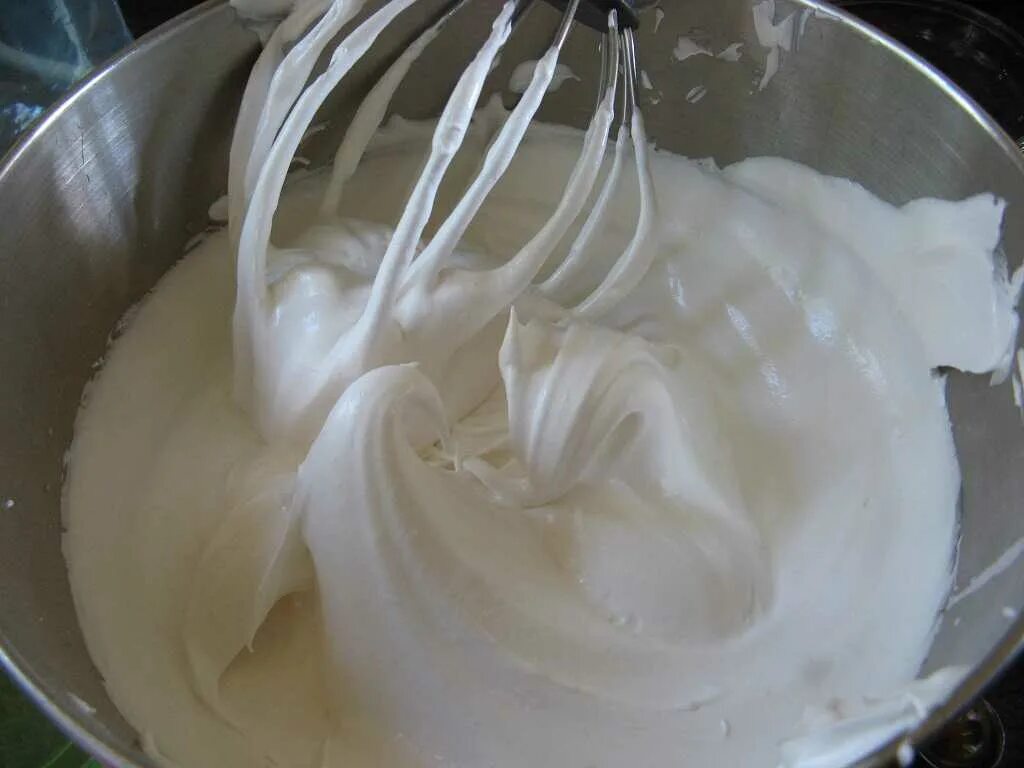 Белково взбивной крем. Белковый заварной крем на 2 белка. Белково-заварной крем для украшения торта на 2 белка. Белковый заварной крем. Как делать белковый