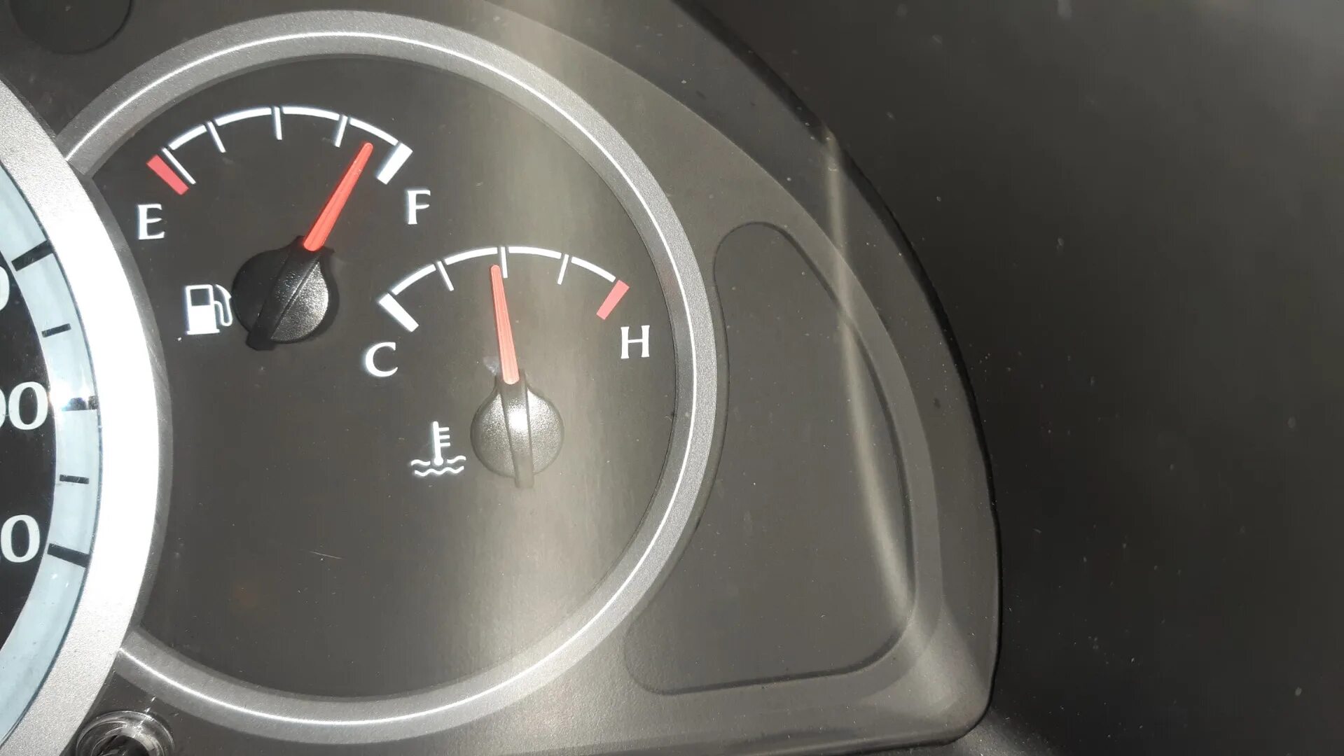 Стрелка котла в красной зоне. Красная стрелка тахометр. Спидометр оборотов двигателя. Датчик заряда 2107. Датчик зарядки аккумулятора ваз 2107.