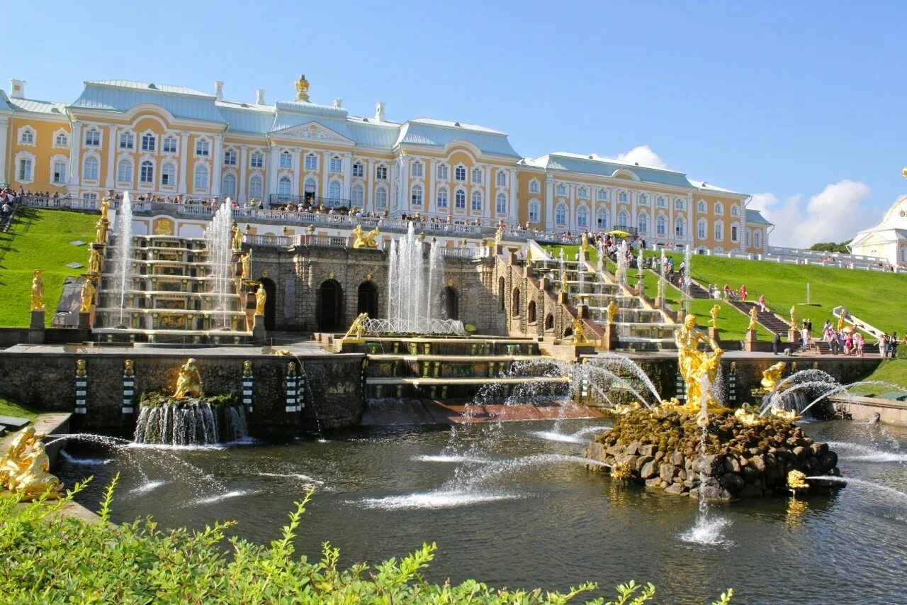 Окрестности питера. Петергоф в Санкт-Петербурге. Эрмитаж Санкт-Петербург Петергоф. Петергоф дворец фонтаны. Петергоф (дворцово-парковый ансамбль).