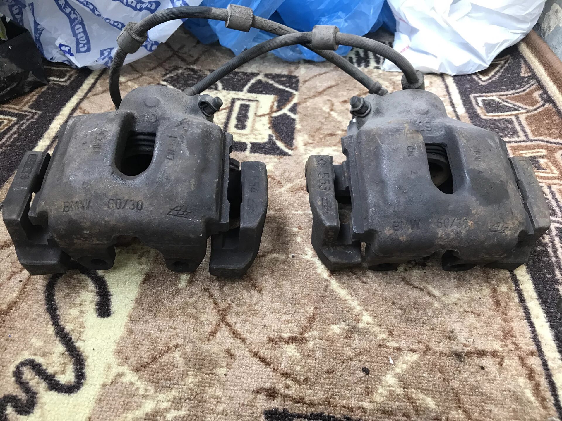 Суппорта бмв е39. Бмв е39 передние суппорта. суппорт bmw e39 540. скоба суппорта бмв е39 ате. бмв е39 скоба заднего суппорта.