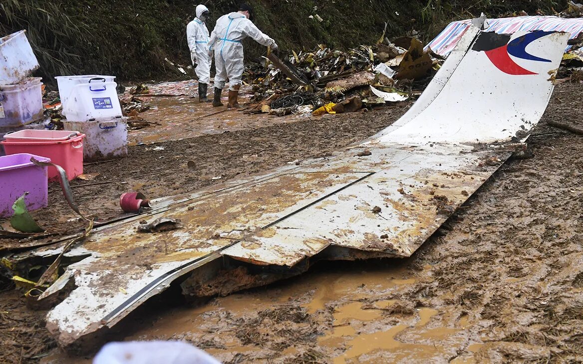 Какой самолет упал сегодня. Крушение самолета Китае Боинга 737. Боинг 737 разбился в Китае.