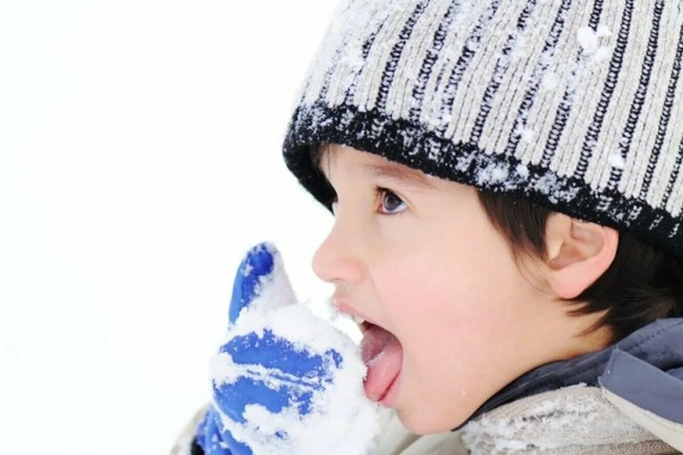 Кушать снег. Мальчик ест снег. Ребенок ест снег. Дети едят снег картинки.