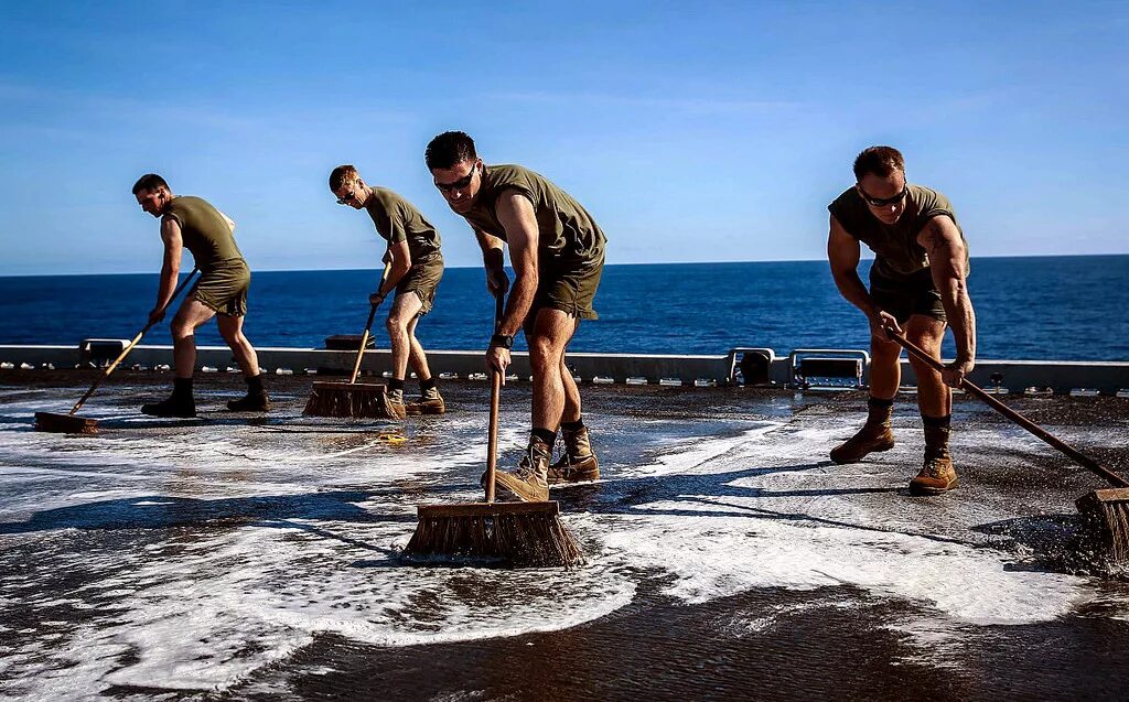 Дающий палубу. Драить палубу корабля. Моряк драит палубу. Морские профессии. Море профессий.