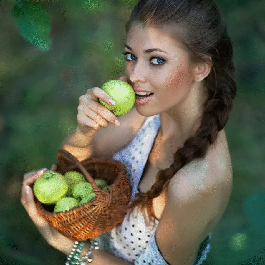 Едят ли тину. Девушка с яблоком. Фотосессия с фруктами. Девушка с фруктами. Красивая девушка с яблоком.