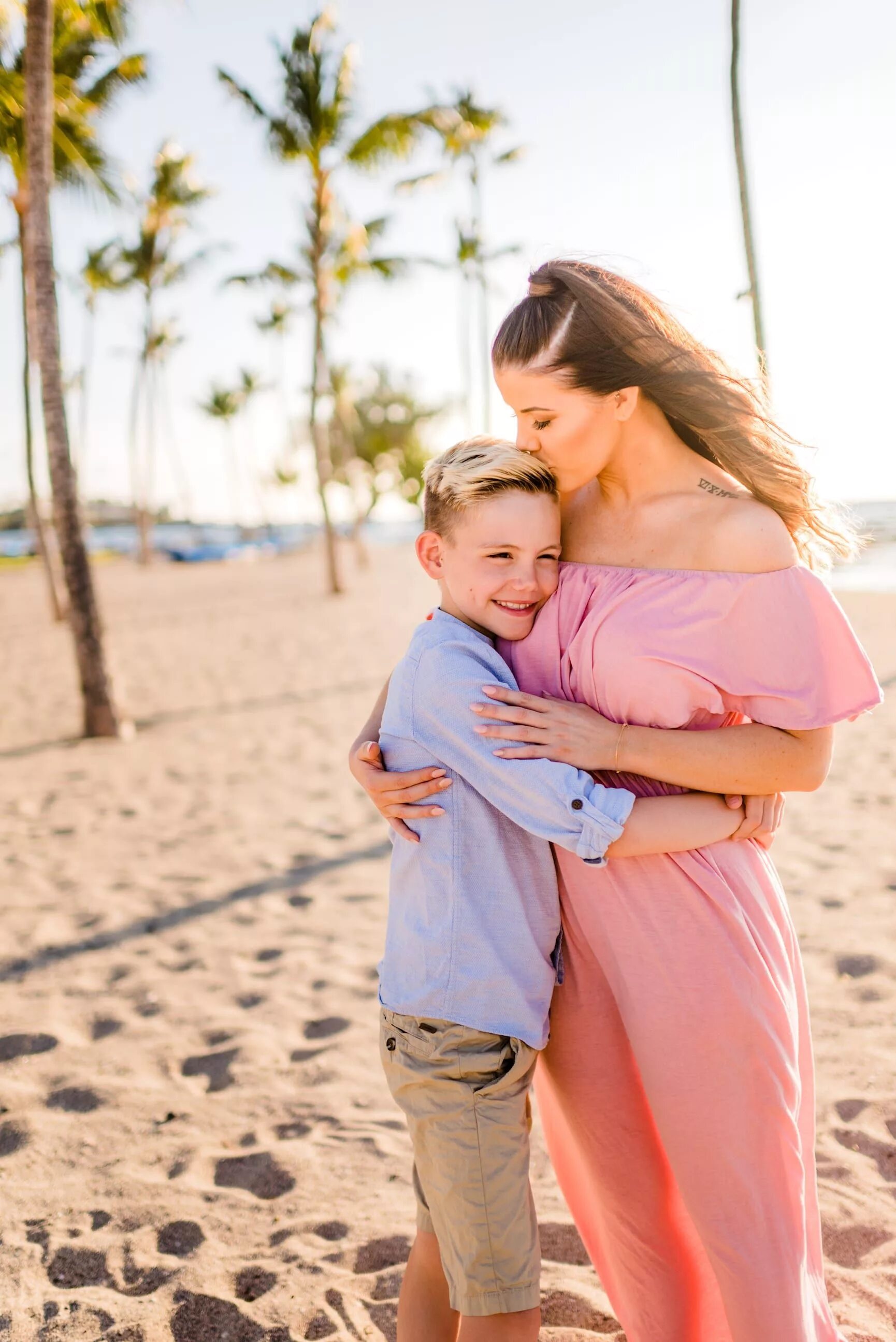 Фотосессия с сыном. Mother & son 2020. Мама с ребенком рисунок. Счастливый ребенок. Mom en son.