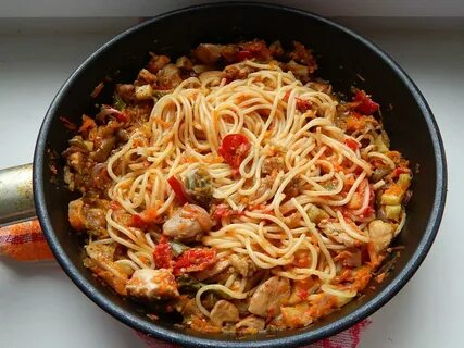 Макароны с овощами и мясом на сковороде