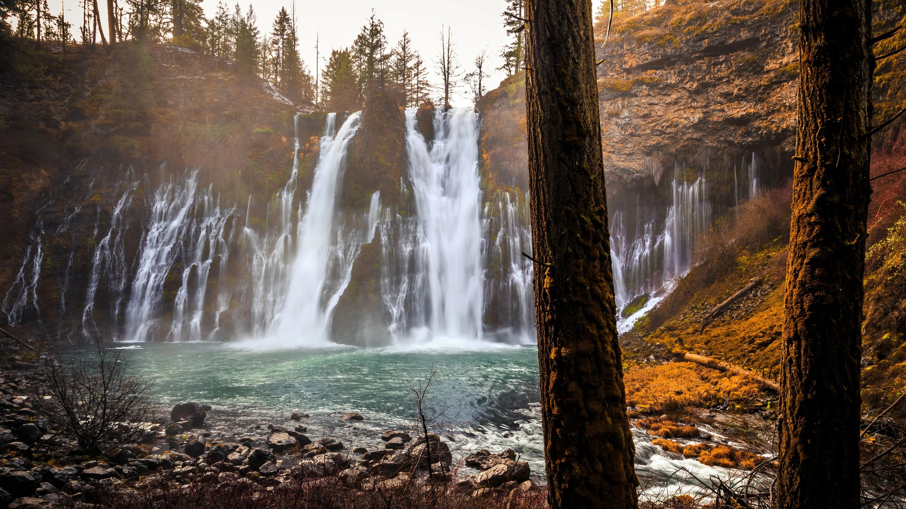 Burney Falls. Водопады Калифорнии. Водопад Вернал, Калифорния, США. Водопад осень. Falling state