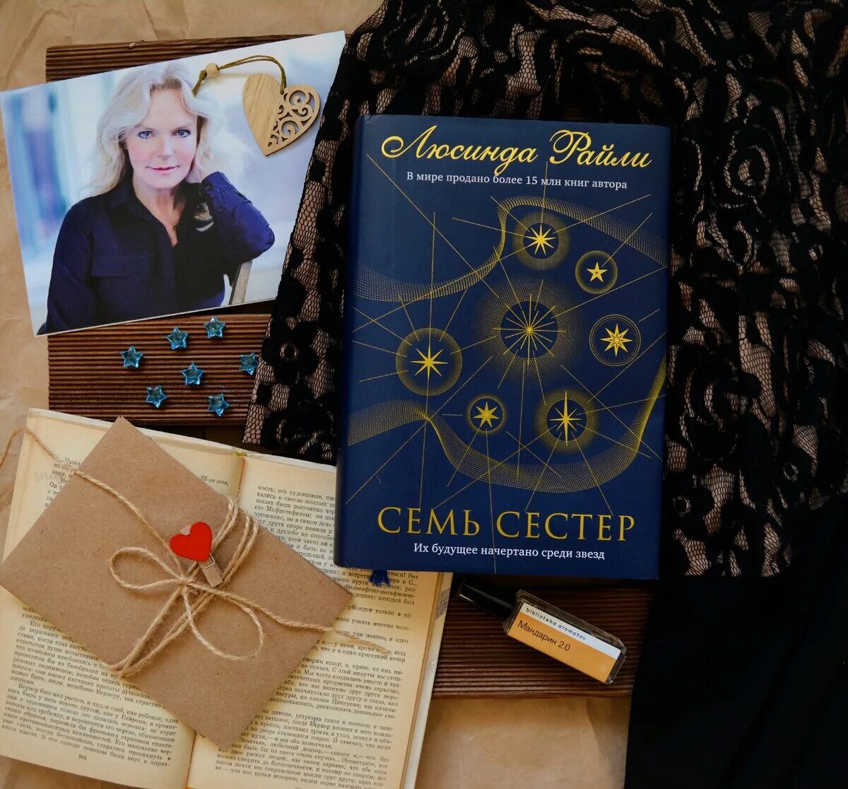 7 sisters book. Семь сестёр книга все книги. Семь сестер шестая книга. Семейные саги книги. Удочеряя Америку книга.