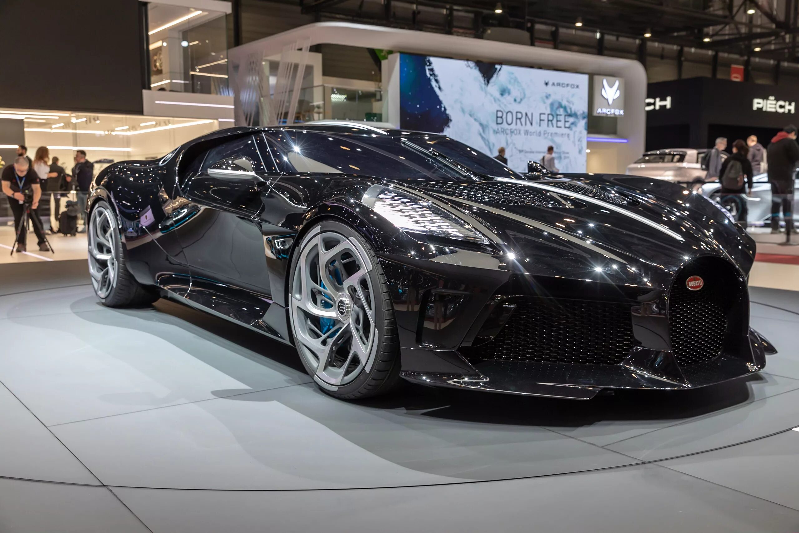 Машина Bugatti la voiture noire. Бугатти Атлантик 2019. Бугатти 1000000. Бугатти la voiture noire 2021. Bugatti noire цена