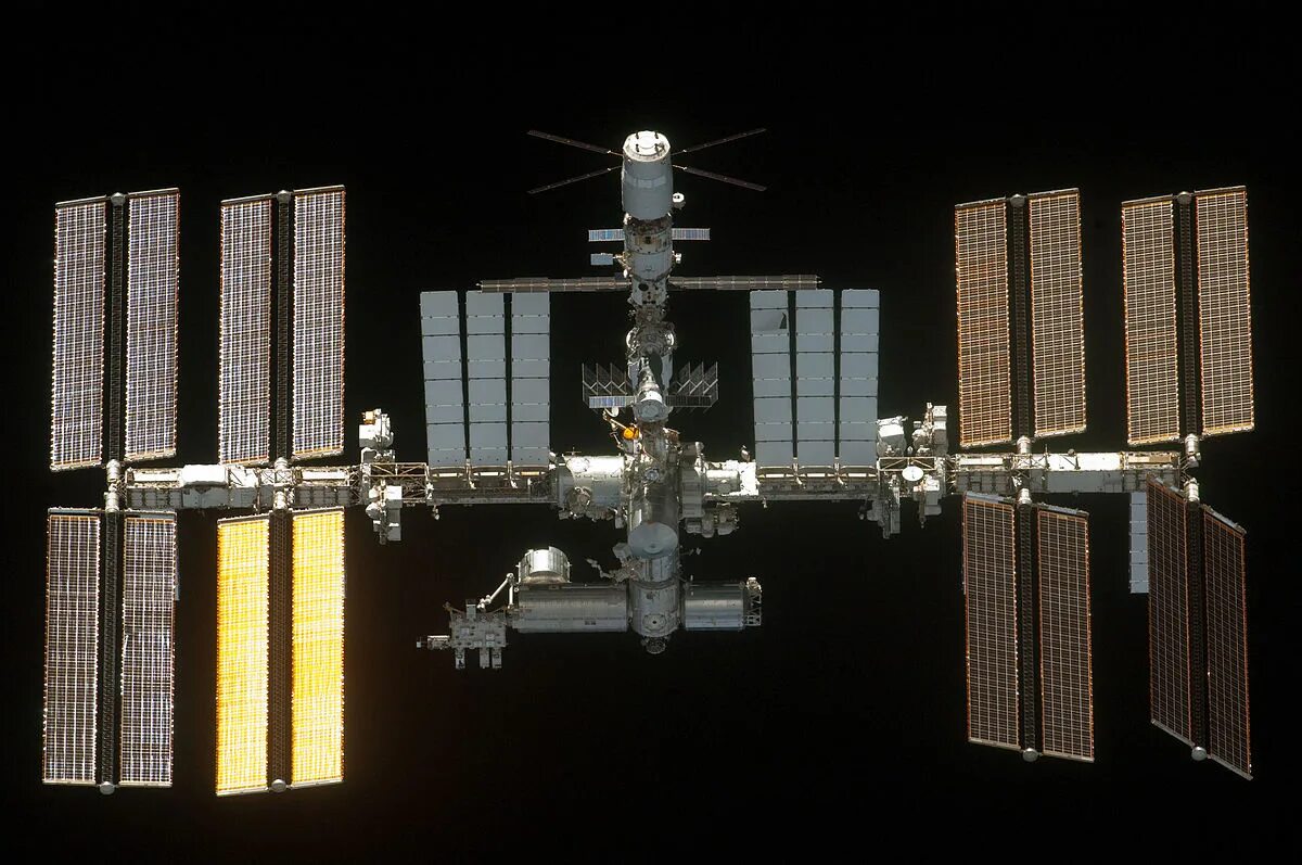 Space station. ISS Космическая станция. Международная Космическая станция МКС. МКС В 2002 году. ЭМКАЭС Космическая станция.