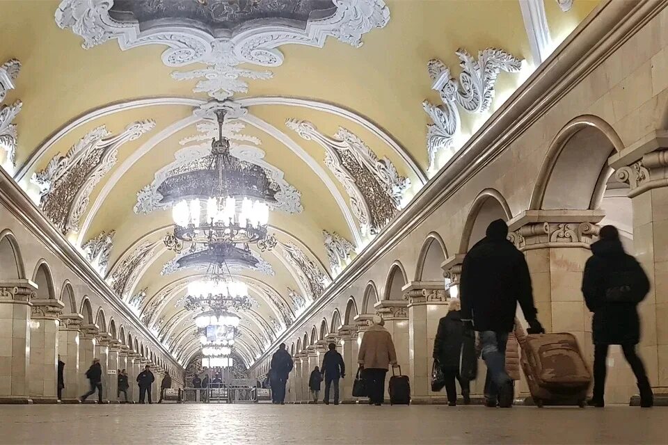 Казанский вокзал метро кольцевая. Станция Комсомольская Казанский вокзал. Метро Комсомольская Казанский вокзал. Вестибюль станции Комсомольская. Казанское метро Москва.