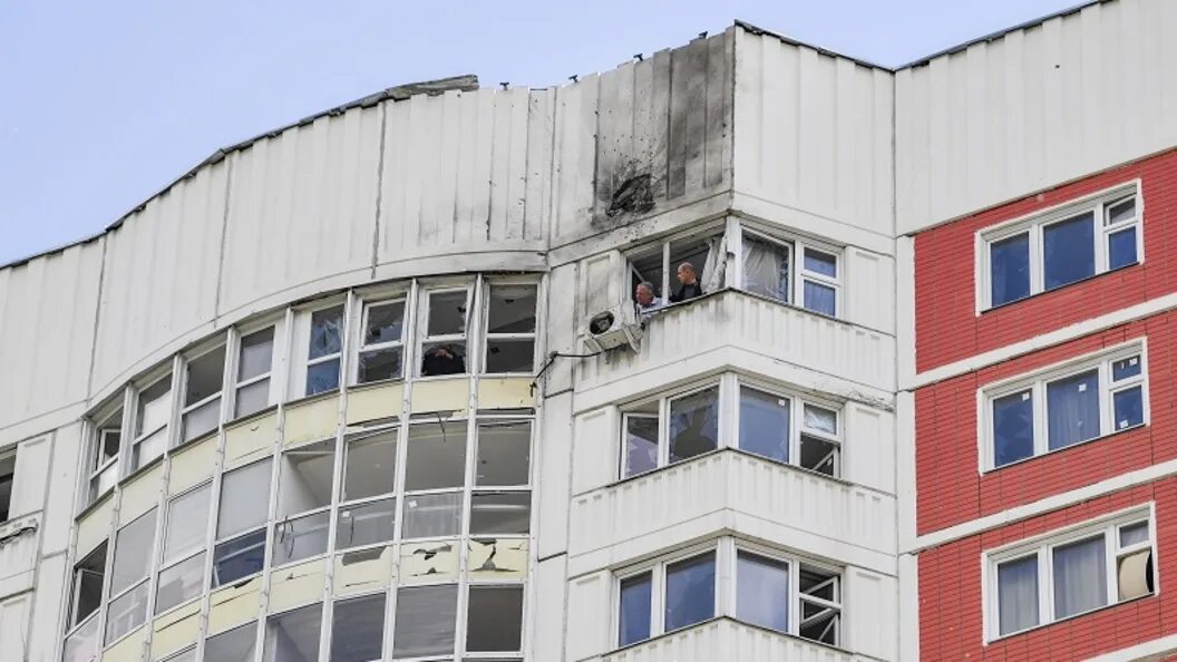 Многоэтажки. Попадание в жилой дом в Москве. Дрон попал в жилой дом. Кадры атаки дронов в жилые дома-.