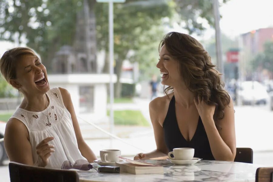 Разговор двух подруг. Женщина пришла к подруге. Подруги ржут. Подруга завидует. Две подруги в кафе.