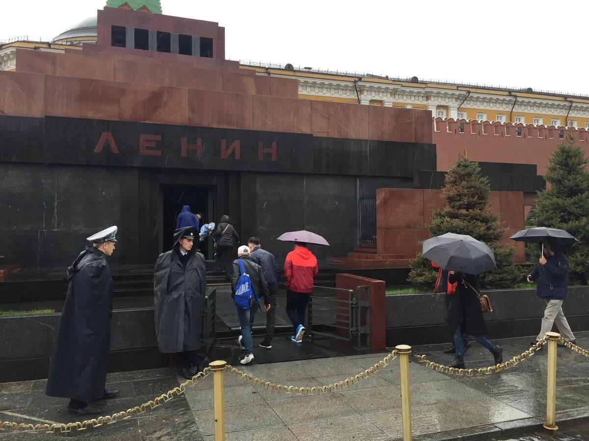 Почему ленин в мавзолее. Москва мавзолей ленина фото внутри. мавзолей ленина внутри на красной площади. саркофаг ленина в мавзолее. мавзолей ленина внутри 2025.