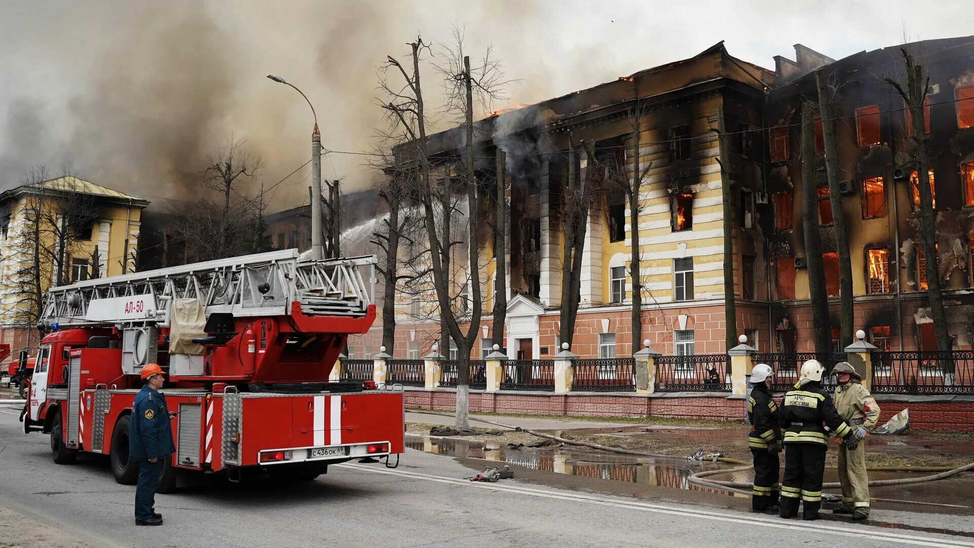 Пожар риа новости. НИИ Минобороны Тверь пожар. Пожар в ЦНИИ ВКС Тверь. ЦНИИ Тверь пожар. НИИ 2 Тверь пожар.