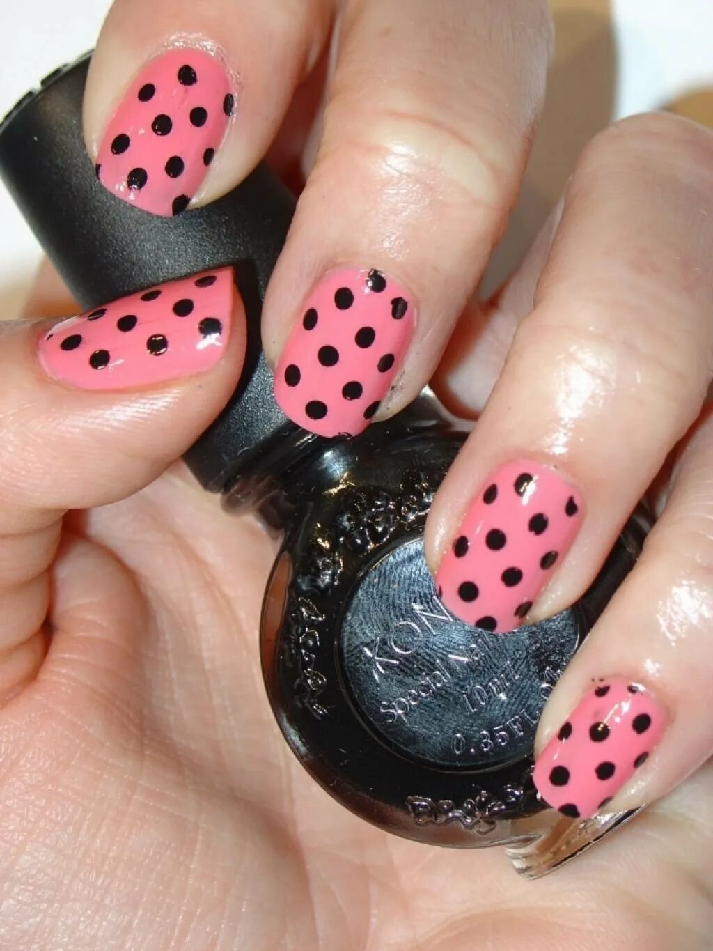 Маникюр с черными точками. Маникюр в горошек. Маникюр в горошек. Бежевый маникюр с точками. Маникюр белый с черным.