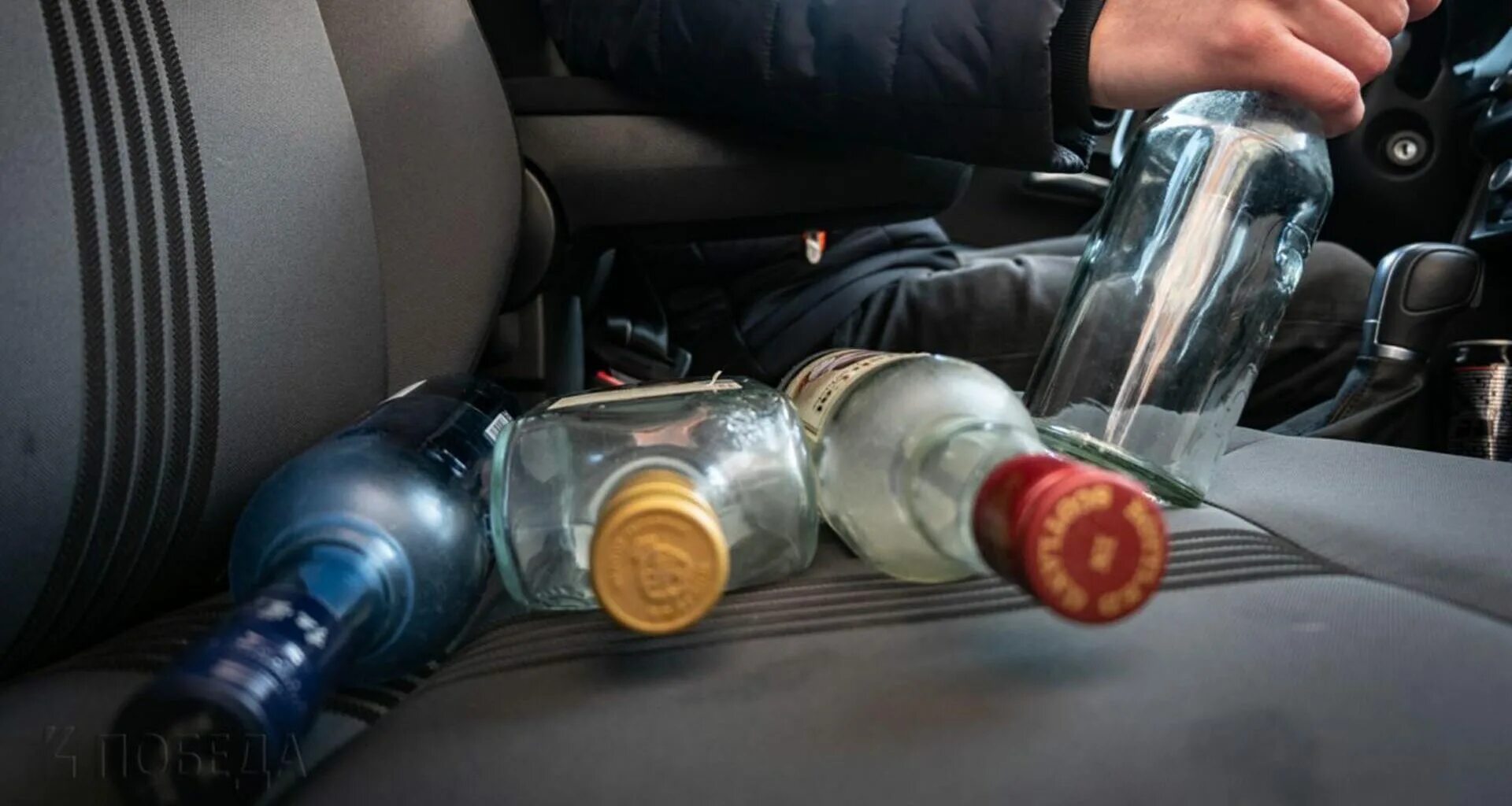 Выпил зачехли авто. Женщина пьет за рулем. Выпил зачехли авто. Выпил зачехли авто. Выпил зачехли авто.