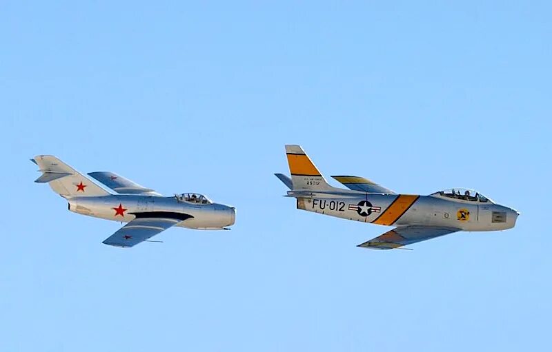 Черный четверг американской авиации. F-86 Sabre. F-86 Сейбр в Корее. North American f-86 Sabre самолёты корейской войны. Миг-15 и f-86 Сейбр.