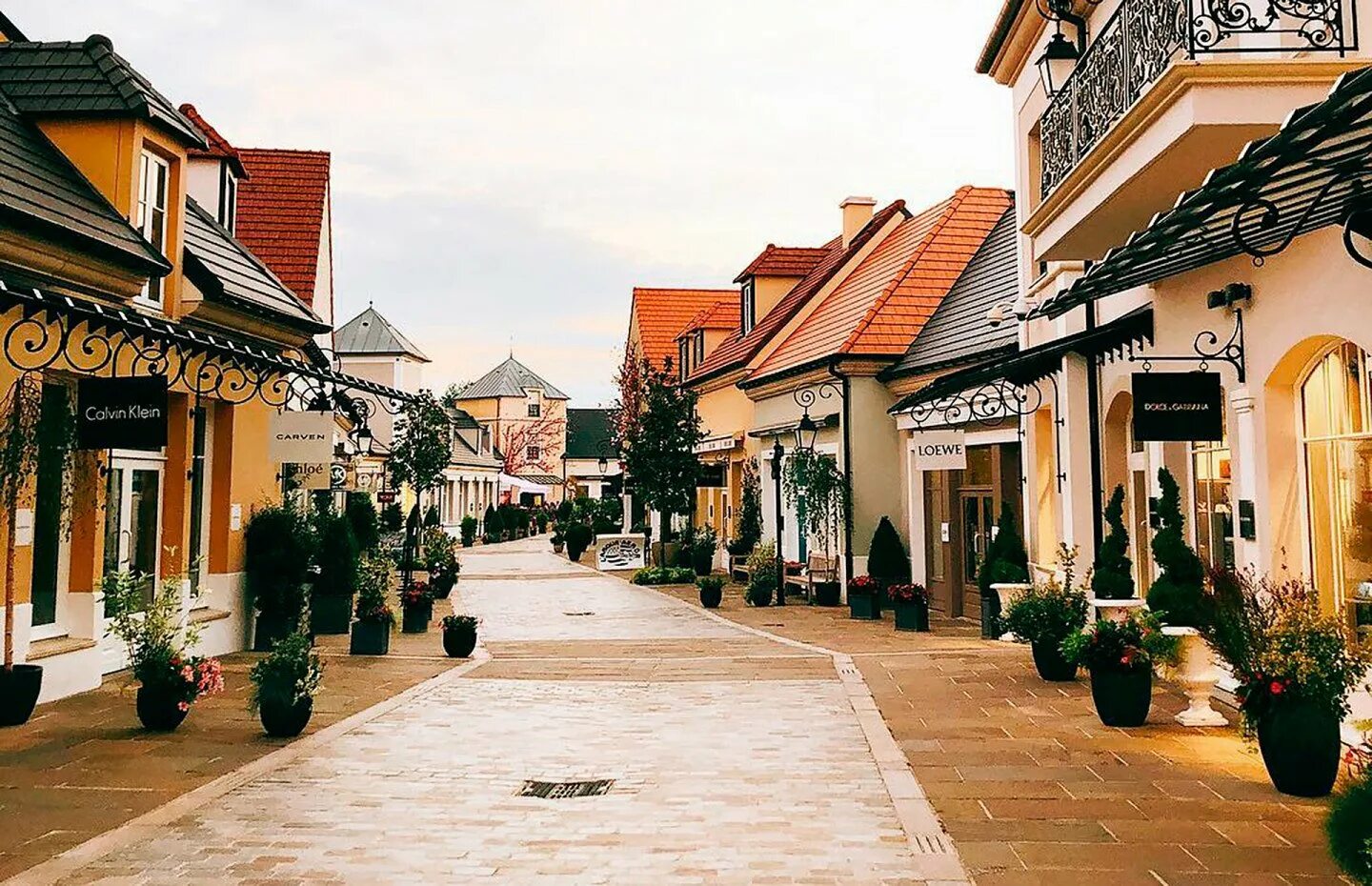 Www village. Ла Валле Виладж. Аутлет Вилладж Пулково. Outlet Таллинское шоссе. Аутлет Виладж Стамбул.