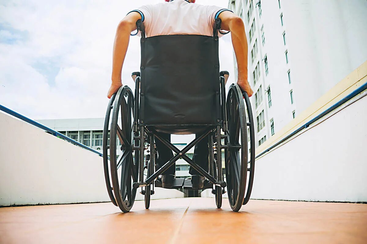 Люди с особыми возможностями. Люди с ограниченными возможностями. Коляска для инвалидов. Челик в инвальдной коляске. Человек на инвалскеной Еолч.