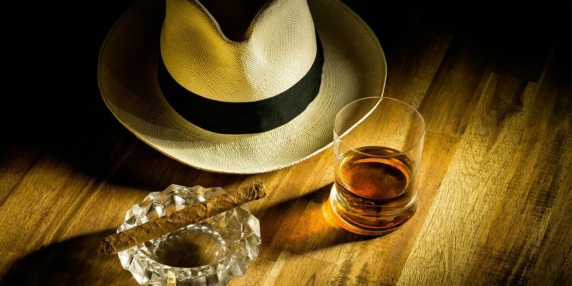 В шляпе с сигарой. Виски со шляпой. Сигара виски шляпа. Сигара, коньяк шляпа. Виски шляпа
