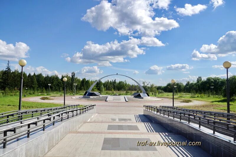 Парк победы омск памятники. Парк победы омск. Мемориальный комплекс в парке имени 30-летия победы омск. Парк имени 30-летия победы омск. Памятники парка победы омск.