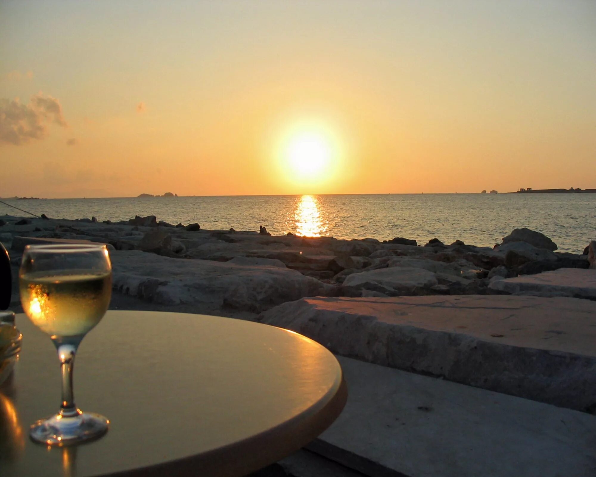 Бокал вина утром. Вино на море вечером. Столик у моря. Вино на берегу моря вечером. Столик на берегу моря.