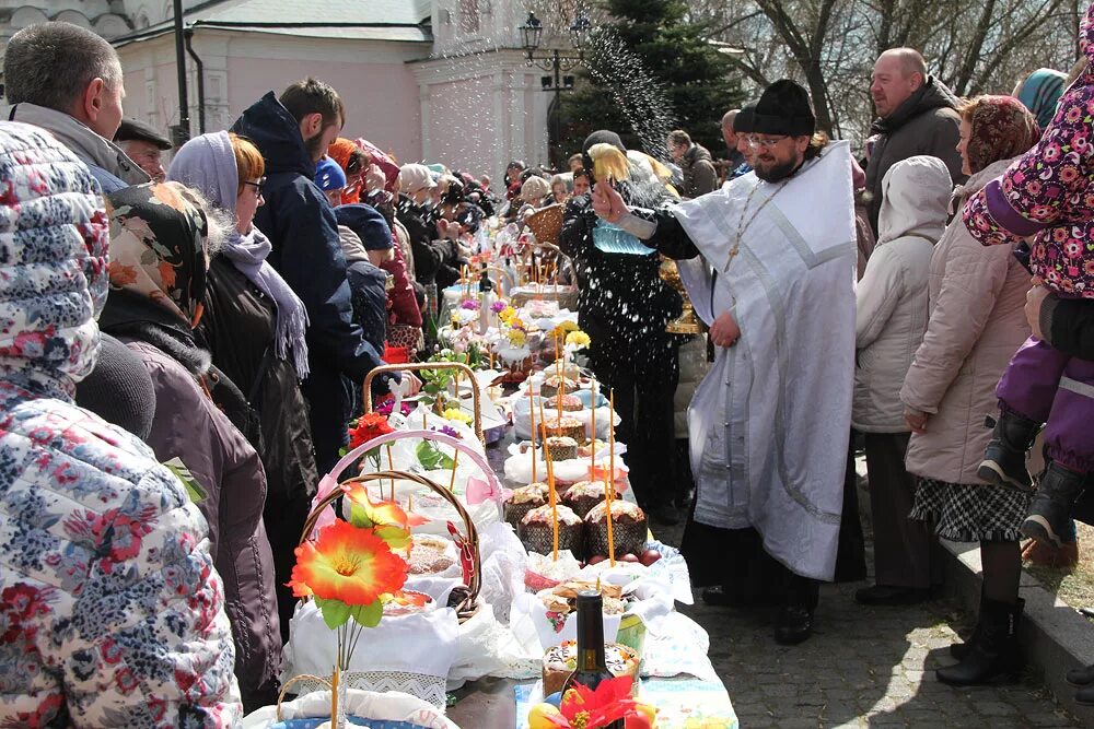 Когда освящают куличи на пасху. Освящение куличей на Пасху. Освящение пасхальных куличей. Освящение куличей в храме. Освещение куличей в церкви.