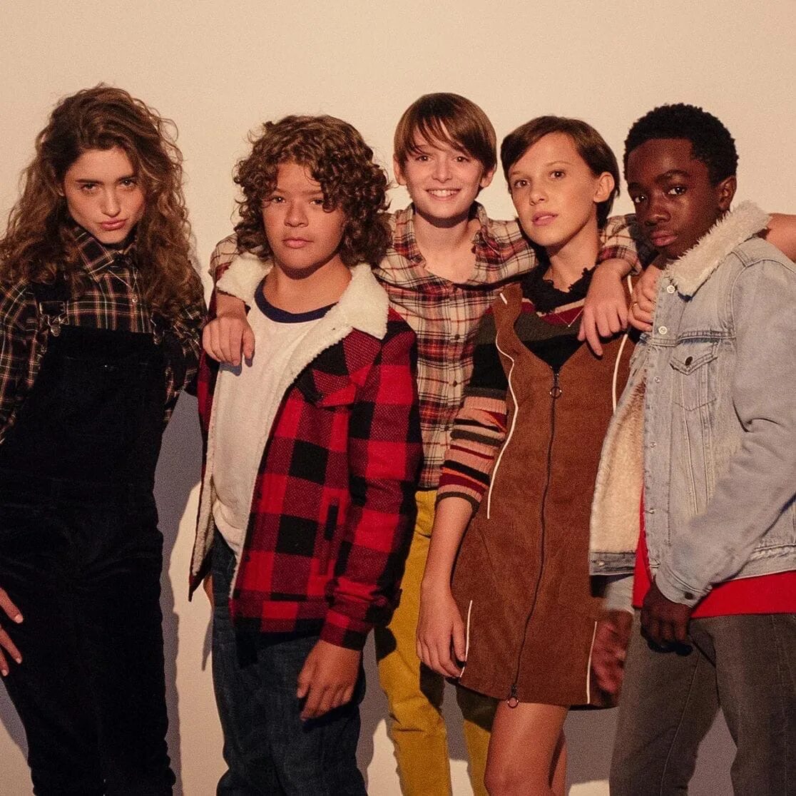 Очень странные дела стиль. Левайс очень странные дела коллекция. Аутфиты очень странные дела 3 сезон. Очень странные дела первый. Очень странные дела аутфиты.