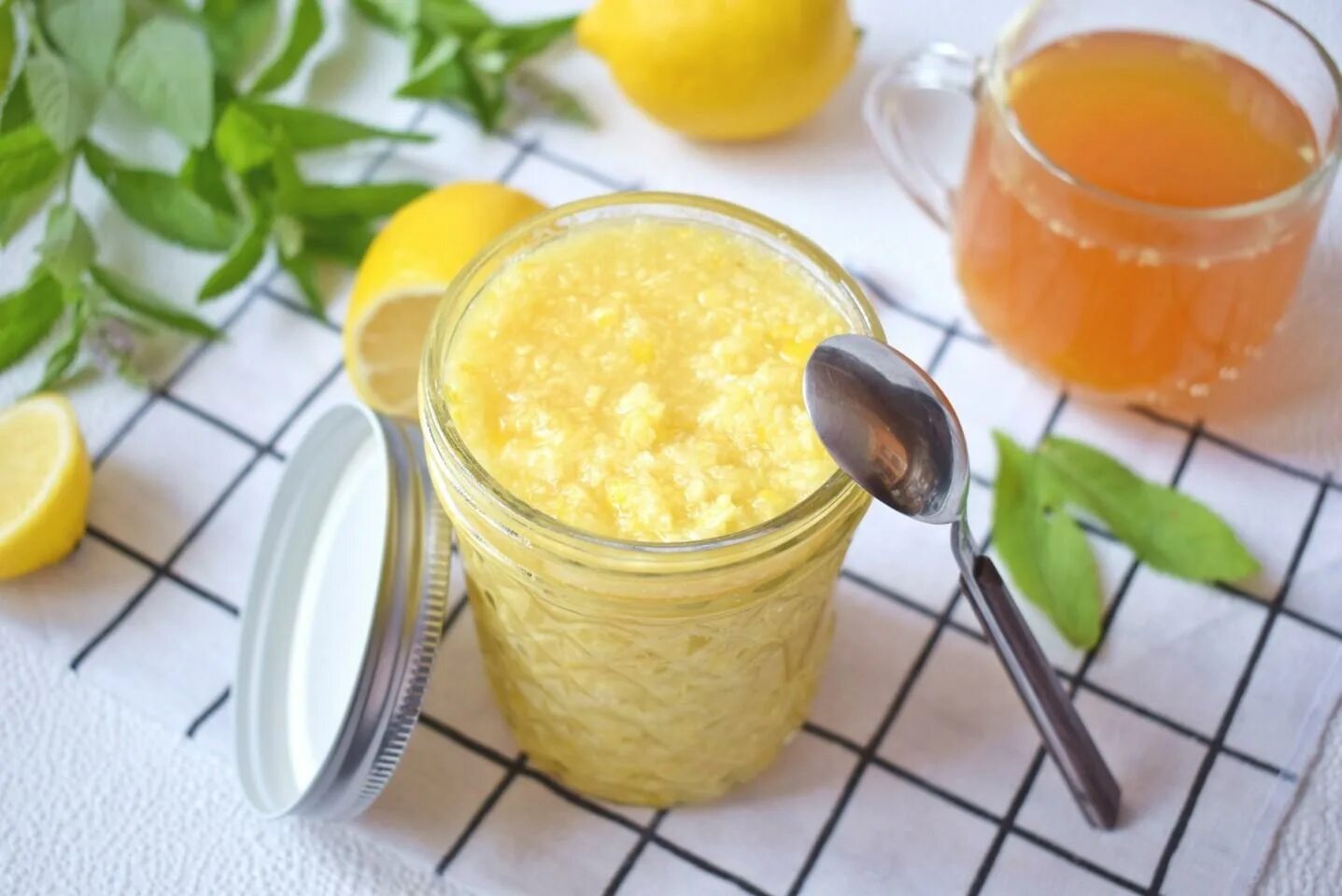 Имбирь мед и лимон рецепт от простуды. Мед лимон имбирь. Мед с лимоном. Имбирь с лимоном и мёдом для имунетета. Лимонно медовая смесь.
