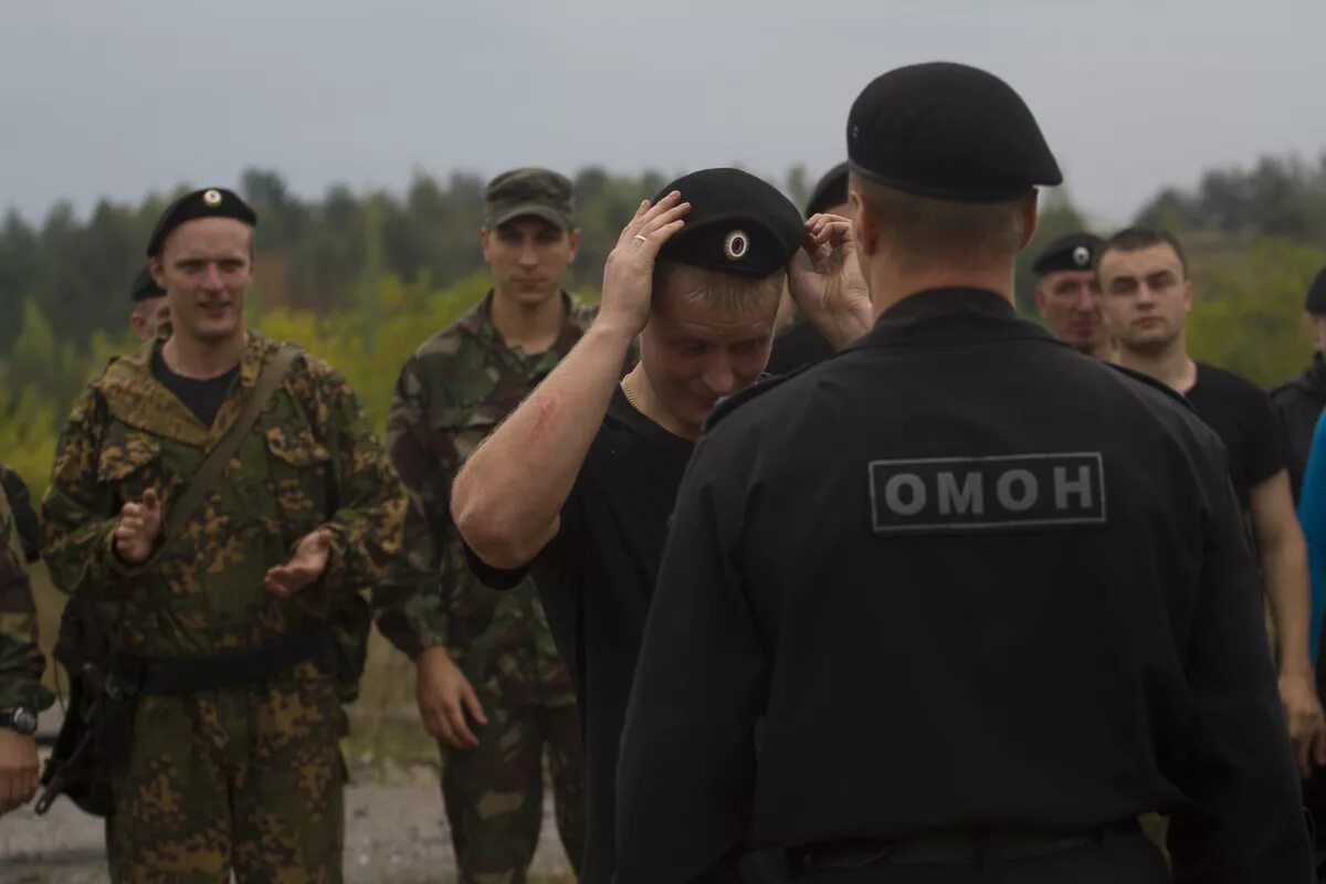 Черные береты омон песня. Черный берет ОМОН. Берет ОМОН. Чёрный берет спецназ. Спецназ в черных беретах.