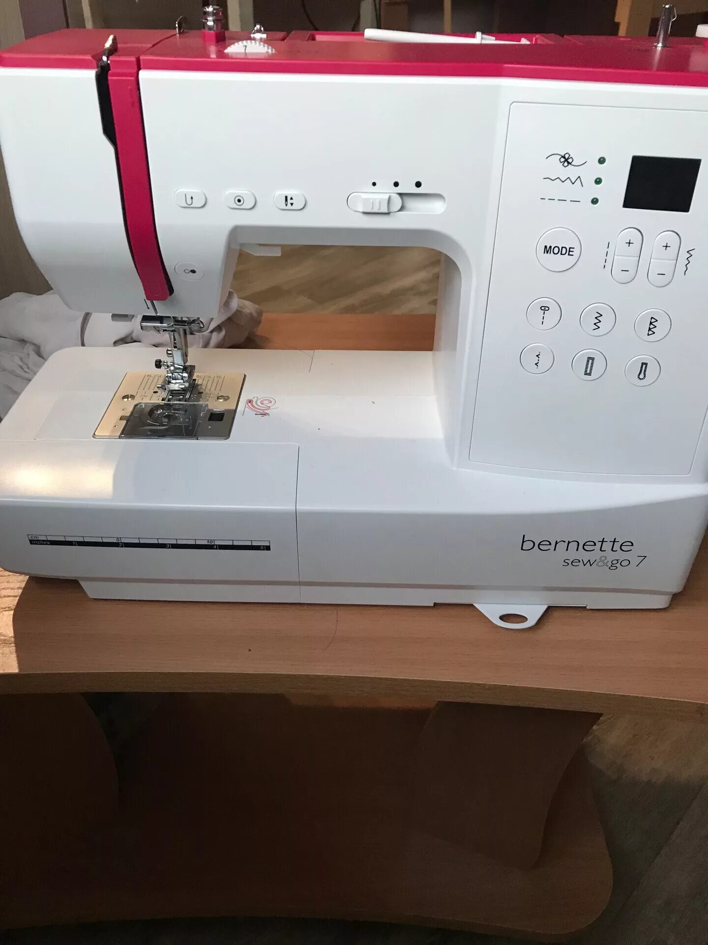 Швейная машина bernina bernette b77. Bernette chicago 5. Бернетте sew go7. Швейная машинка с сенсорным экраном. Бернетте швейные машины.