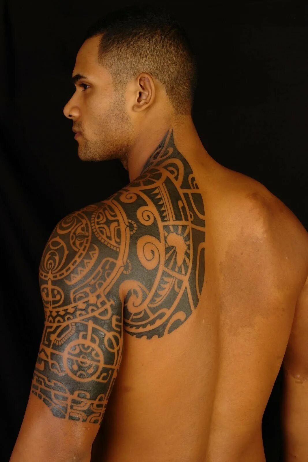 Татуировки на правом плече. Татуировка Дуэйна Джонсона на плече. Дуэйн скала Джонсон тату. Полинезия тату Дуэйна Джонсона. Скала Джонсон Маори.