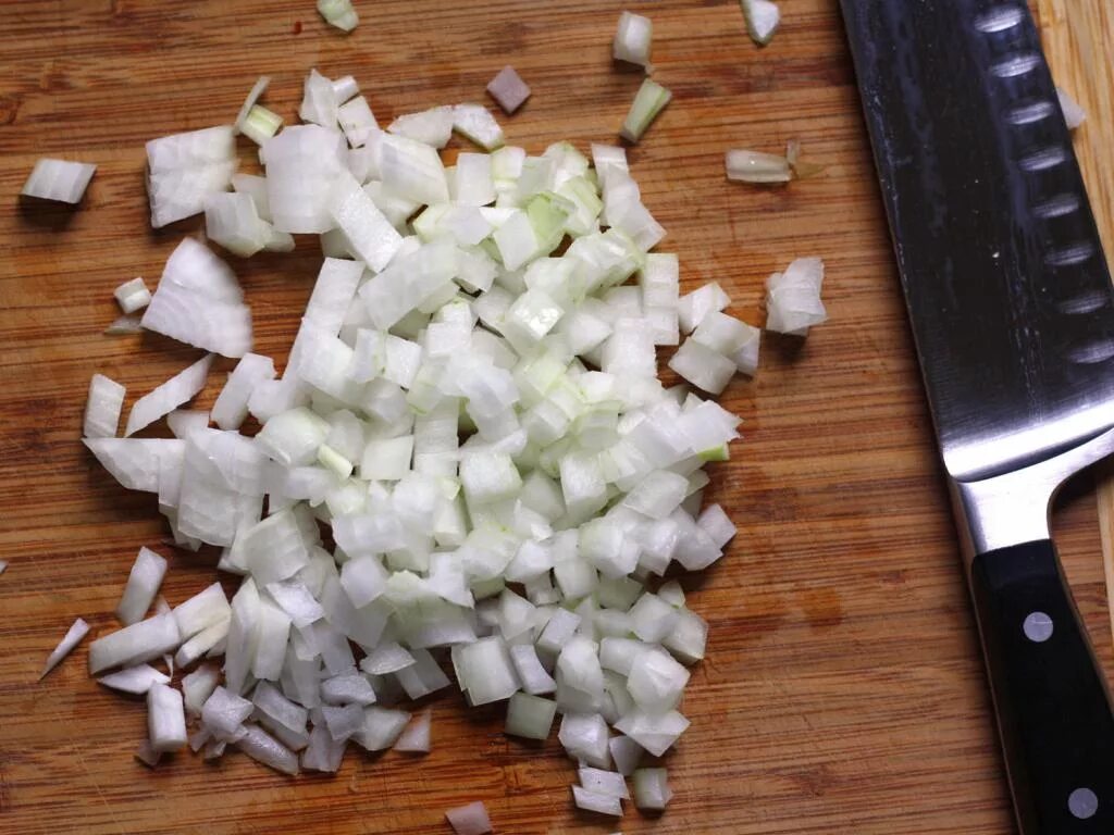 Мелки лук. Лук порезанный. Лук севок. Мелко нарезанный лук. Мелко нарезанный лук.