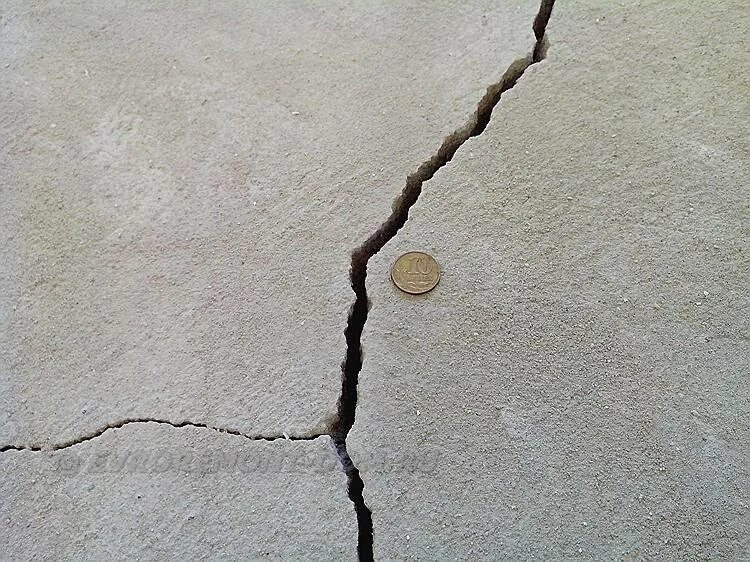 Что делать если появилась трещина. Цементно-Песчаная стяжка пола трещины. Усадочные трещины бетона в железобетонных. Усадочные трещины на стяжке. Волосяные усадочные трещины.