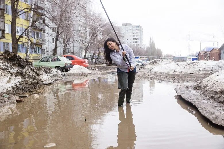 Погода совсем никуда. Лужи в городе. Лужи весной.