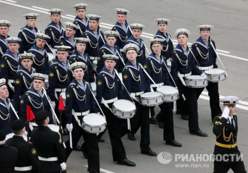 Марш по воде. Марш вмф. моряки тихоокеанцы на параде. морфлот марширует на воде. фото маршируют моряки тихоокеанского флота.