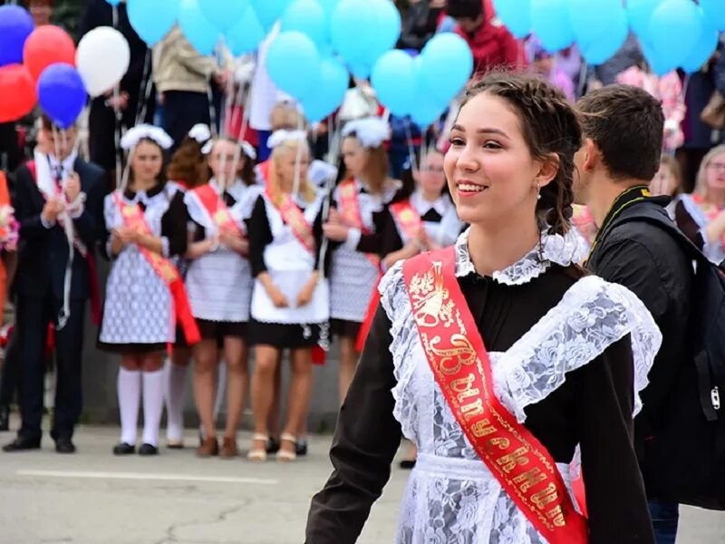 Выпускники российских школ. Выпускники школы. Последний звонок. Выпускной в школе. Выпускники России школьники.