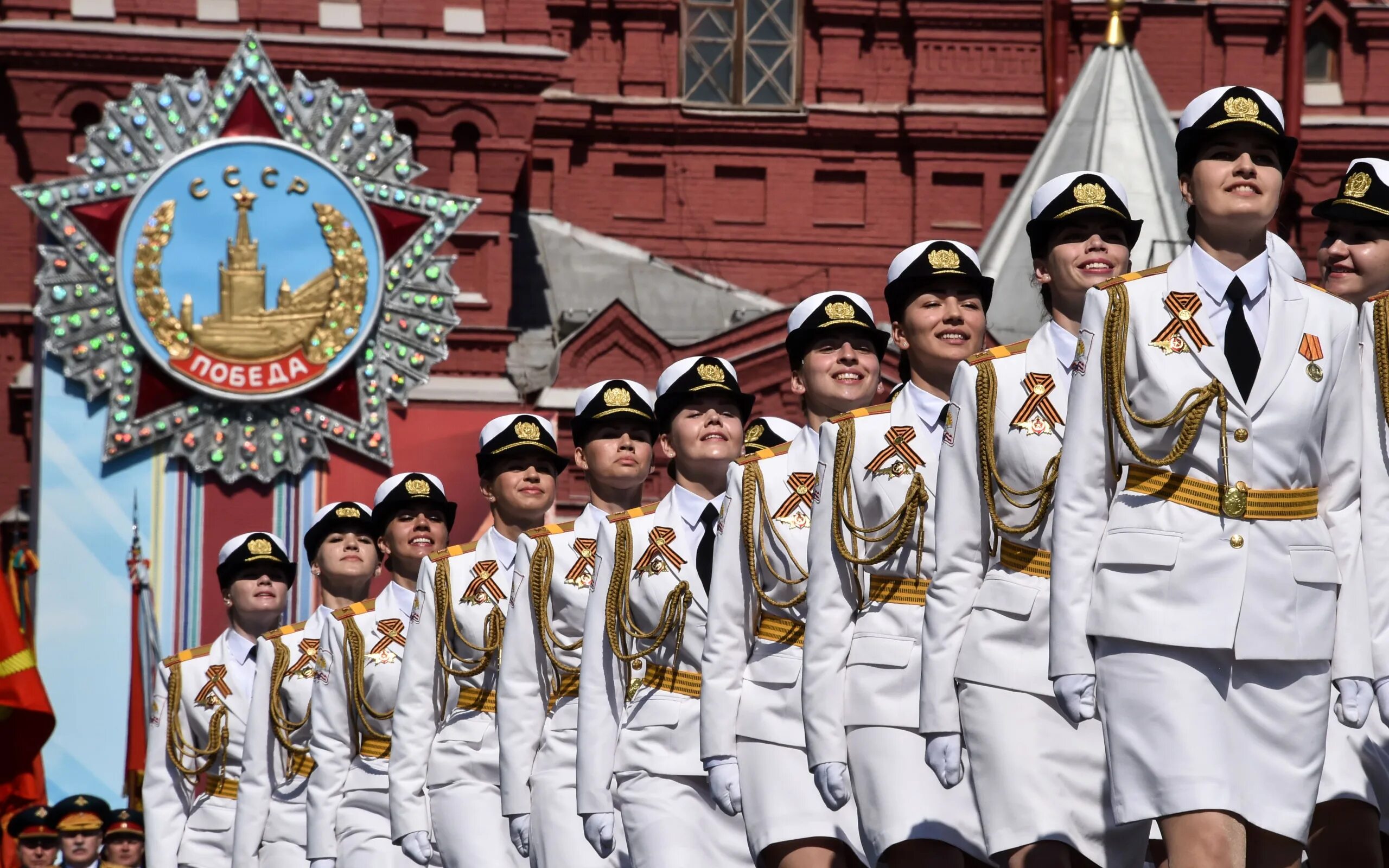 Парадная форма на парад. Девушки военные на параде. Парад 9 мая. Девушки на параде Победы. Победная россия