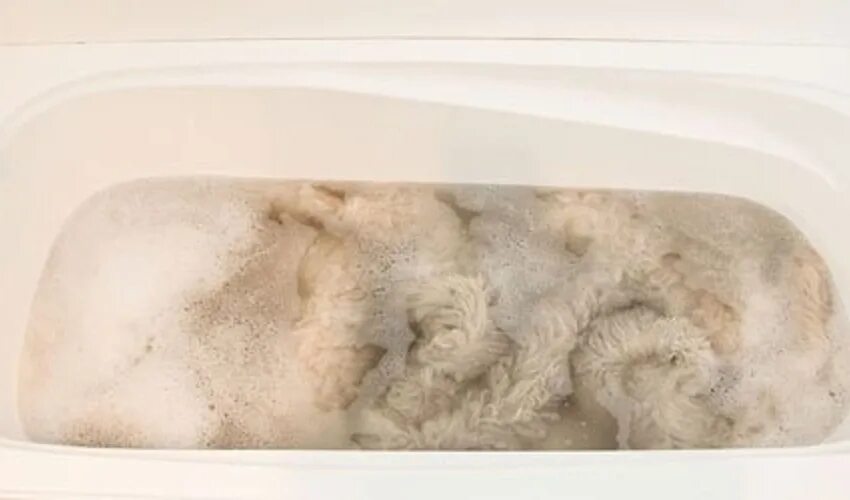 Мытье шерсти. Шерсть в ванной. Мытье овечьей шерсти. Стирка пледа в ванной.