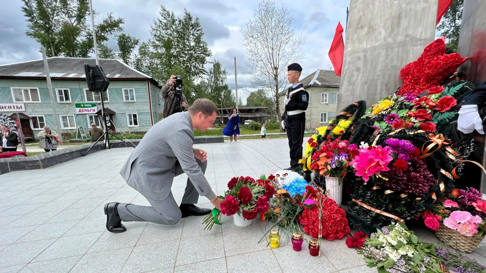 Мемориал в Архангельске. Цыбульский Прокопьева Архангельск возложение. Вечная память героям Великой Отечественной войны. Возложение цветов к мемориалу павшим войнам в ВОВ.