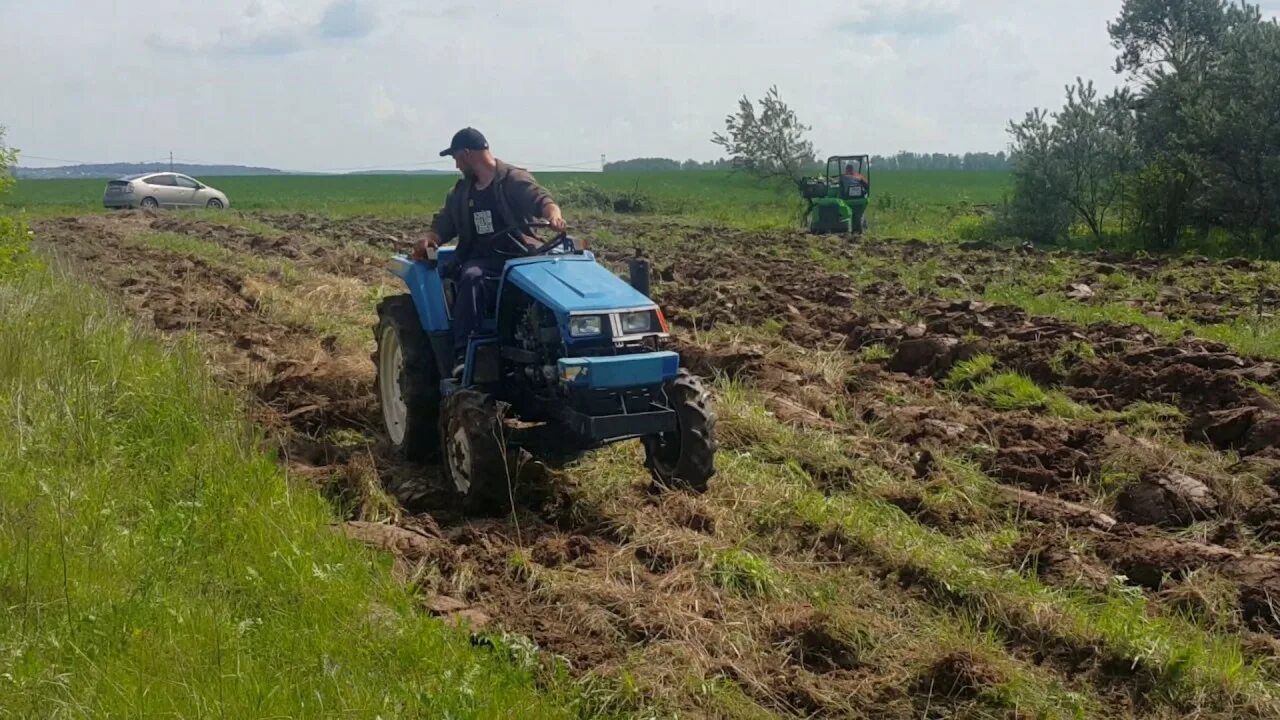 Вспашка минитрактором плугом. Вспашка земли 89514621072 Сафронов. МТЗ 320 вспашка. Вспашка фрезой минитрактором. Вспашка земли фрезой