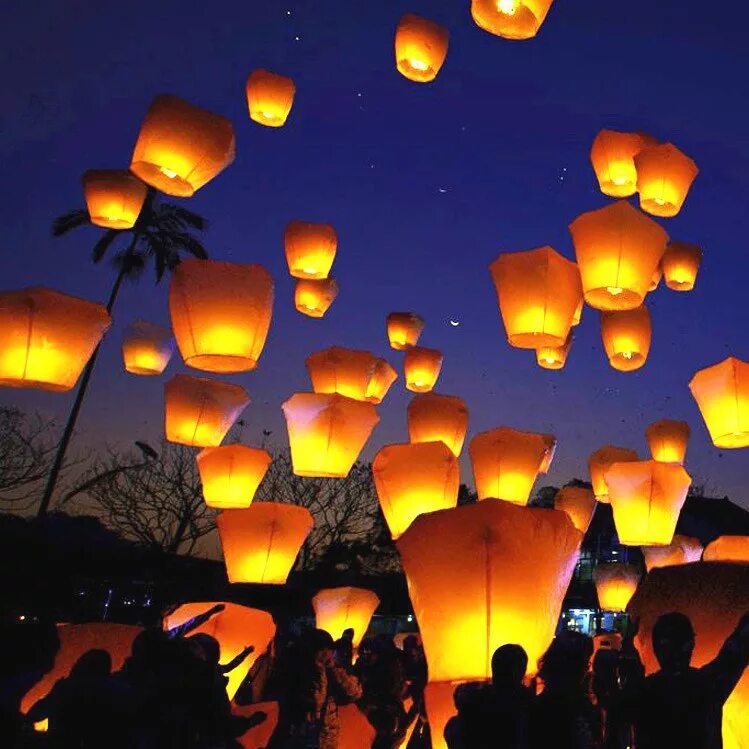 Фонарь в небо как называется. Небесные фонарики. Небесные фонарики. Воздушные фонарики. Китайские фонарики в небе.