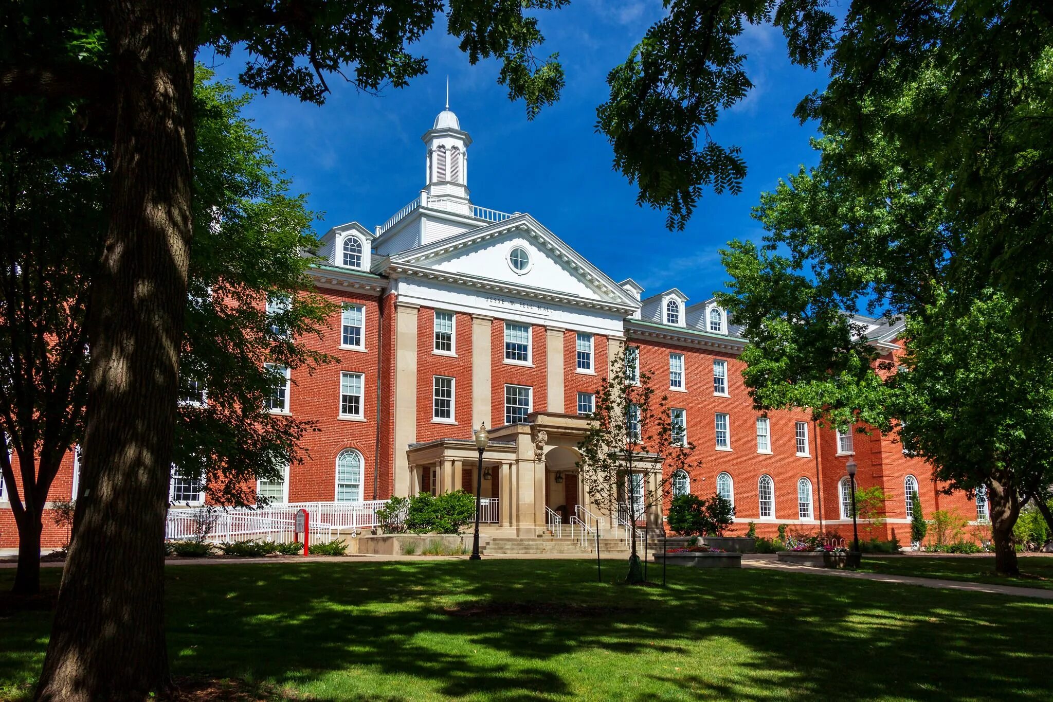 4 йельский университет. Национального университета трухильо. Университет мичигана. Университет флориды гейнсвилл. Университет берроуза сша массачусетс.