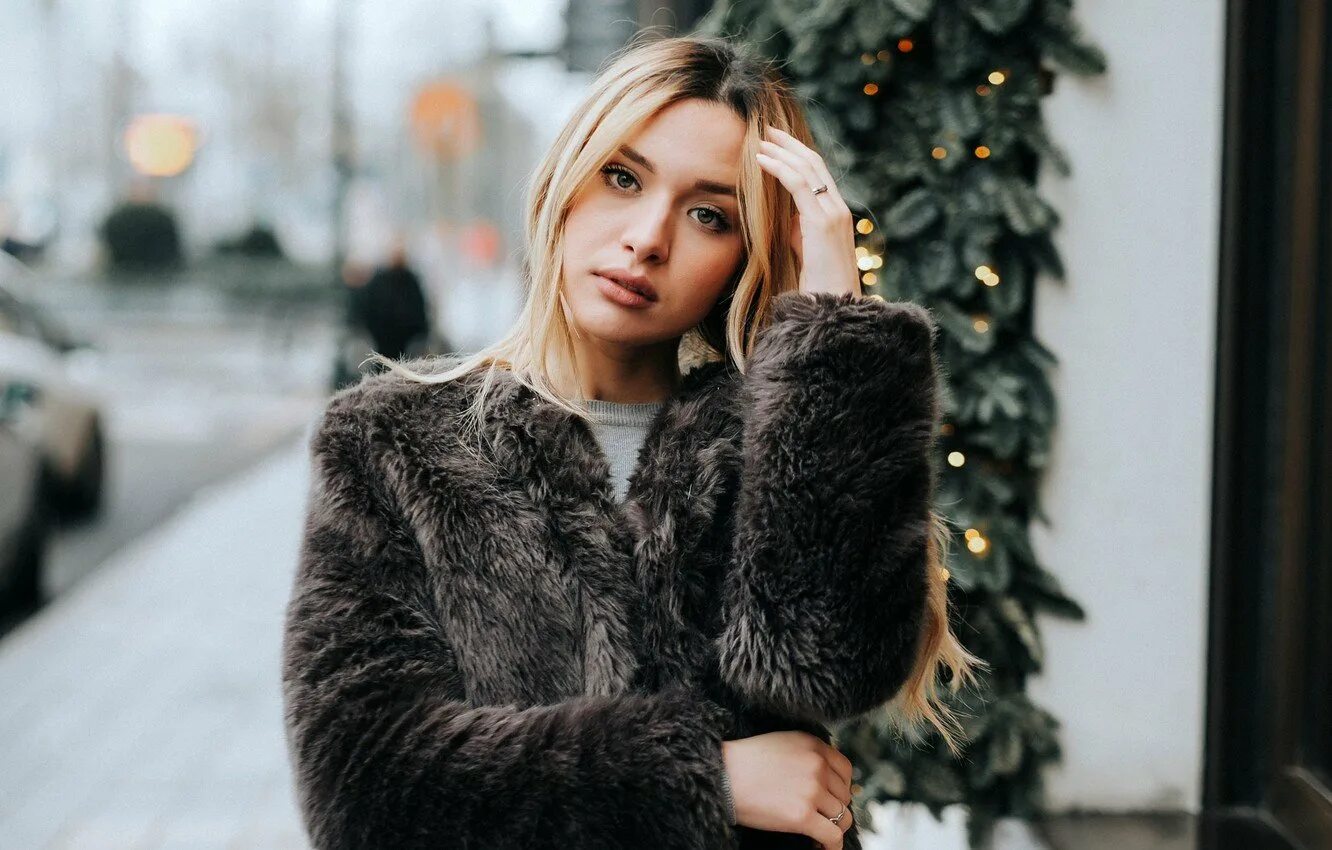 Натали форрест в шубе. Девушка в шубе на улице. Хелена ланафурс меха шуба. Шуба лакшари фокс модель2130. Шуба валентино белая.