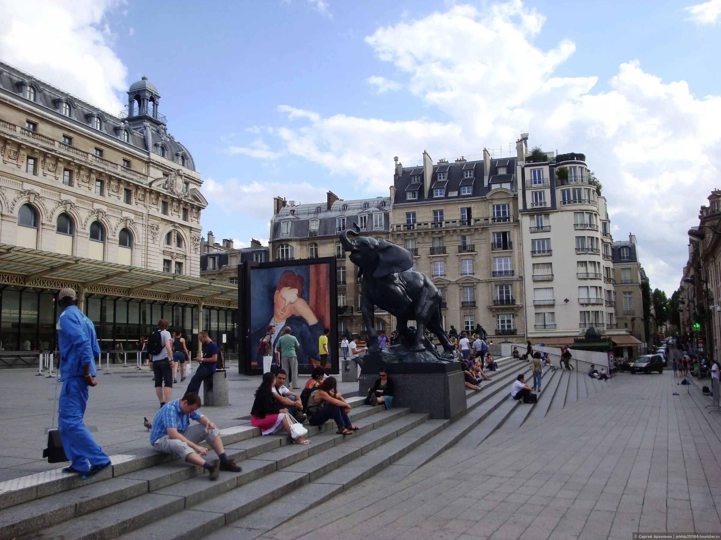 Музей в париже 4. Набережная Орсе. Набережная Сены рядом с Лувром. Художественный музей Париж фото.