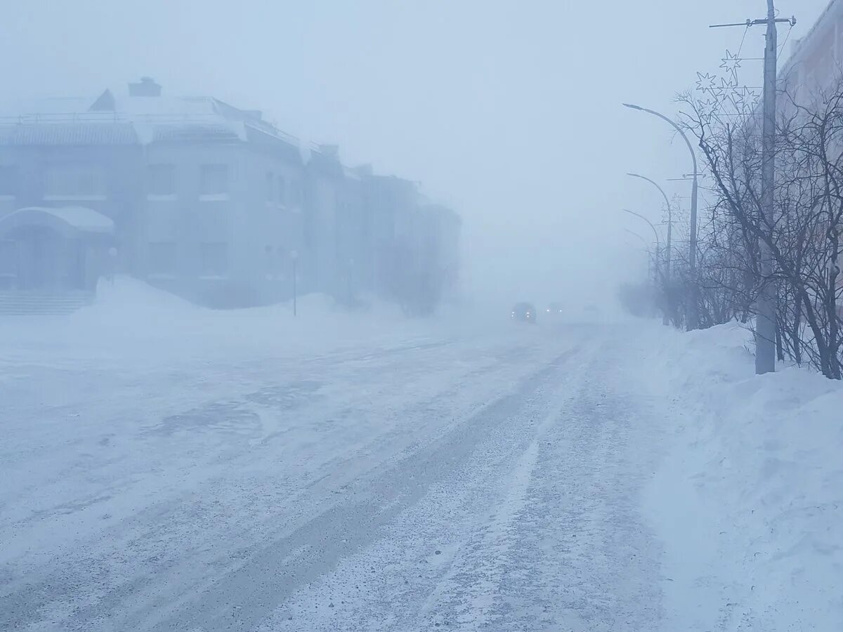 Погода большой сильно. Сильная метель. Снегопад на дороге. Снежные заносы. Снежные заносы и метели.