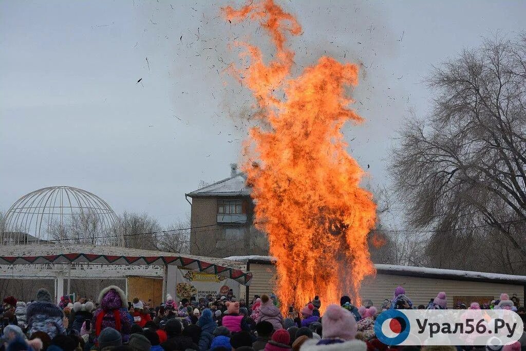 Масленица в Орске. Орск проводы зимы. Сжигание чучела Масленицы. Муринский парк Масленица. Масленица в орске 2024